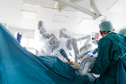 UKJ-Krebsmedizin: Seit 2011 wurden am UKJ bereits über 600 Tumor-Patienten mit Hilfe eines DaVinci-Operationsroboters behandelt. Foto: UKJ/Schroll